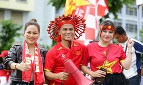 Đội mưa đến sân Rajamangala, CĐV Việt Nam hừng hực khí thế trước giờ bóng lăn