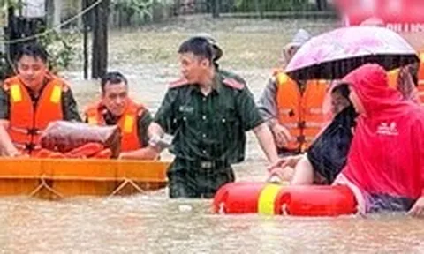 Bão số 4 gây mưa lớn ở Lạng Sơn, Bắc Ninh: Công an, quân đội lội nước giúp dân chạy lũ