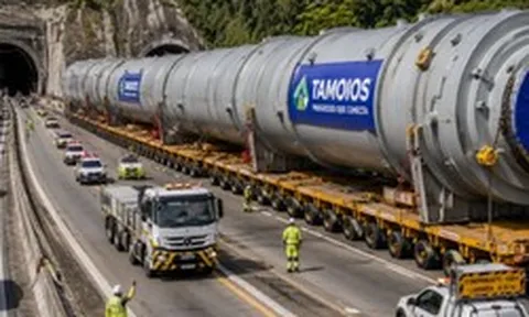 Phát hiện một thiết bị 845 tấn được vận chuyển bằng đoàn xe hộ tống, nhiều tuyến đường phải đóng cửa, thực hiện một nhiệm vụ quan trọng