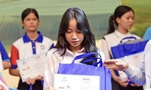 Người phụ nữ mỗi năm đến Tuổi Trẻ 'đóng' 100 triệu Tiếp sức đến trường nhưng luôn 'giấu tên'