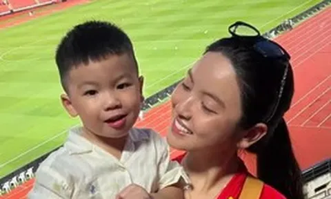 Chu Thanh Huyền hò hét khi Quang Hải nâng tỷ số 2-0