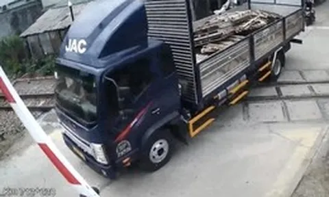 Vượt đèn đỏ tông gãy thanh chắn đường sắt, tài xế xe tải bị phạt 41,5 triệu đồng