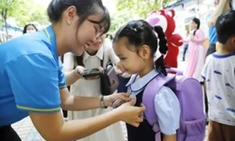 Phụ huynh xôn xao cặp học sinh cũng phải ‘đồng phục’, trường nói 'hiểu nhầm'