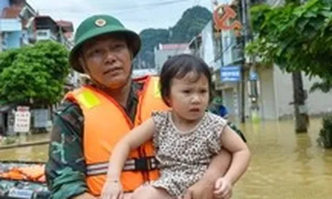 Bồng em nhỏ vượt biển nước đục ngầu bùn đất ở Lạng Sơn