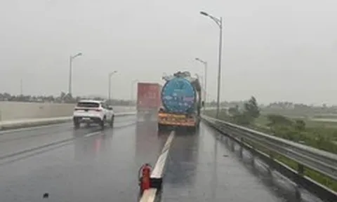 Dừng xe trên cao tốc trời mưa, chỉ đặt bình chữa cháy cách xe 18m, tài xế bị phạt 13 triệu