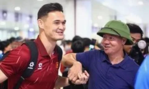 Đội tuyển Việt Nam về nước muộn, hàng trăm người hâm mộ chờ đón ở sân bay