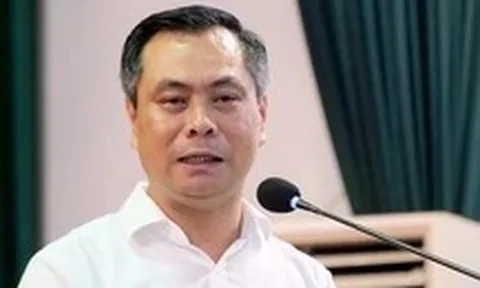 Cựu hiệu trưởng Cao đẳng Du lịch Hà Nội hầu tòa vụ ‘ăn chặn tiền A80’, sinh viên dự kín phòng xử