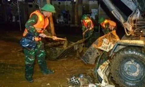Quân đội, công an xuyên đêm dọn chợ Giếng Vuông, đón 800 tiểu thương trở lại buôn bán sau lũ