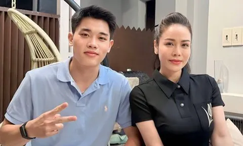 Ca sĩ Nhật Kim Anh chung khung hình với cầu thủ Đình Bắc gây sốt MXH