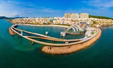 Việt Nam có một “thị trấn” ngỡ như châu Âu, có cây cầu hai đầu tách rời nhau do kiến trúc sư hàng đầu thế giới thiết kế, tối nào cũng bắn pháo hoa