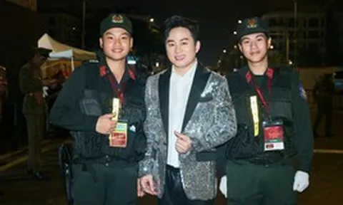 Tùng Dương hát trước trận Việt Nam - Thái Lan tại sân vận động Mỹ Đình