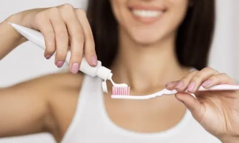 Đánh răng trước hay sau khi ăn sáng thì tốt hơn?