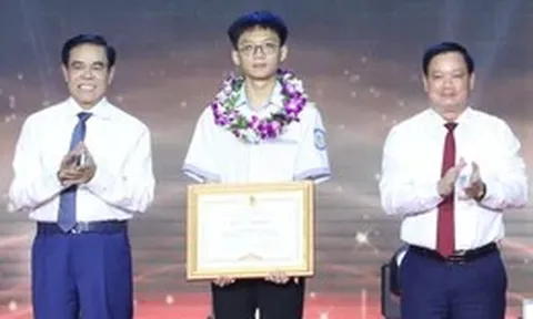 Nam sinh lớp 11 'ẵm' hơn 200 triệu đồng tiền thưởng học sinh giỏi của tỉnh