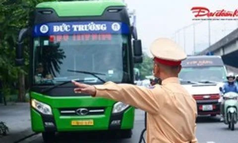 Hà Nội: CSGT tổng kiểm tra xe kinh doanh vận tải, phát hiện xe máy trên khoang chở khách