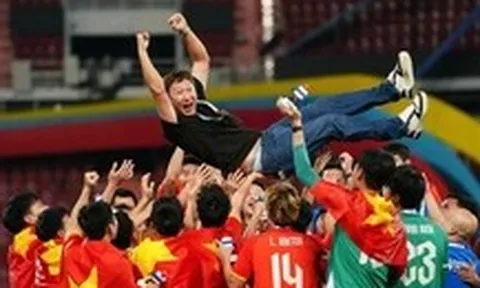Người hâm mộ Hàn Quốc nhắc cầu thủ Việt Nam đừng... làm rơi ông Kim Sang Sik
