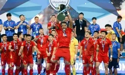 Khoảnh khắc nâng cúp vô địch ASEAN Cup 2026 của tuyển Việt Nam