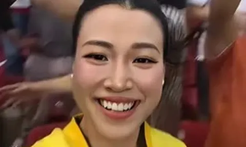 Á hậu Hoàng Oanh hò reo trên sân Mỹ Đình, mặc áo đôi với Patrik Lê Giang