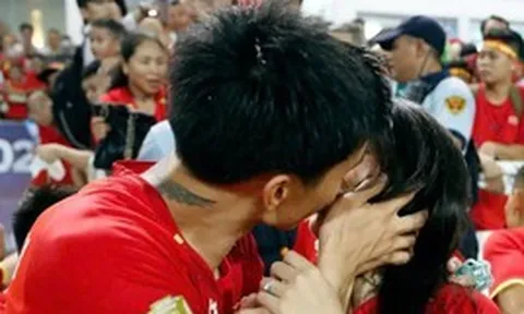 Dàn cầu thủ tuyển Việt Nam hôn vợ, khoe cúp gây bão mạng