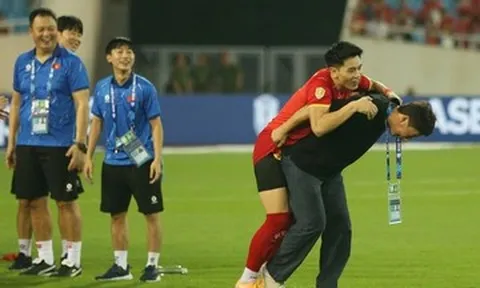 Video HLV Kim Sang Sik cõng Đình Bắc lên nhận giải hay nhất