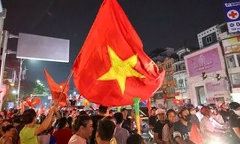 Cổ động viên hân hoan xuống đường mừng chiến thắng của Đội tuyển Việt Nam