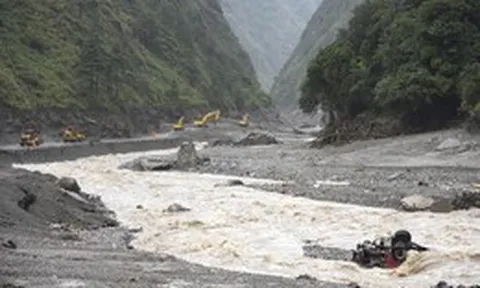 Trung Quốc nối lại cứu hộ thảm họa lũ quét ở biên giới với Nepal