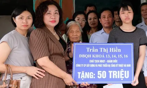Đại biểu Quốc hội tặng 50 triệu đồng giúp 'nữ sinh đậu đại học, bà ngoại khóc hết nước mắt'