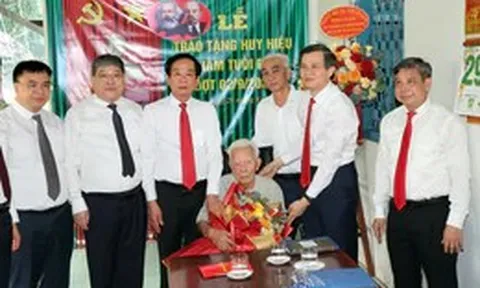Trao Huy hiệu 80 năm tuổi Đảng cho đảng viên lão thành ở Cần Thơ