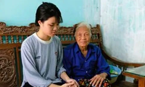 Học viện Ngân hàng miễn học phí cho nữ SV Ninh Bình không còn cha mẹ, làm thêm kiếm sống