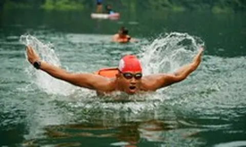 ‘Dị nhân’ bơi 60km xuyên đêm từ Hòa Bình về Hà Nội