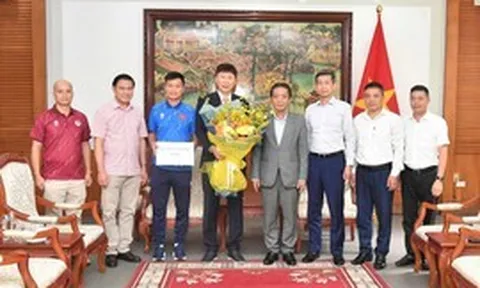 Thủ tướng Chính phủ tặng quà, động viên Đội tuyển bóng đá nam quốc gia