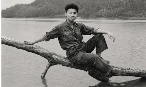 Bức ảnh lãng mạn anh bộ đội ngồi trên cây gỗ giữa sông tìm thấy trong mộ liệt sĩ ở Bình Định
