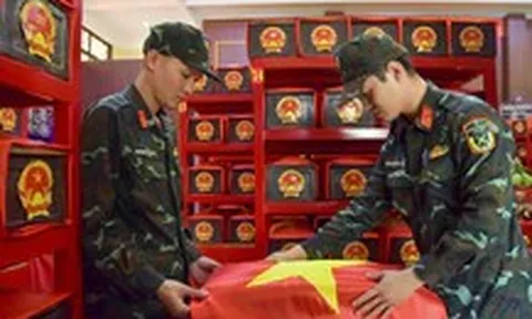 Phủ Quốc kỳ thiêng liêng lên từng hài cốt anh hùng liệt sĩ tại công viên Lê Thị Riêng