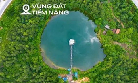 Ngắm nút giao vừa có hồ nước, rừng cây xanh và nhà dân trên đại lộ dài nhất Việt Nam
