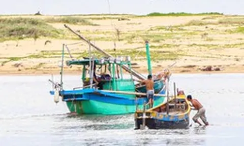 Ngư dân Quảng Trị chật vật tìm đường ra khơi vì cát bồi lấp cửa biển
