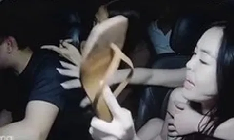Sốc với clip nhóm khách nữ túm tóc, giật đầu, tấn công tài xế taxi ngay trên xe