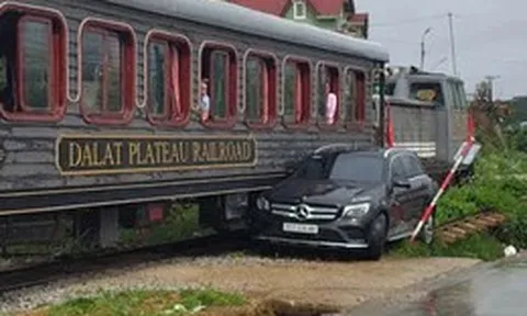 Tai nạn hy hữu: tàu hỏa cổ ở Đà Lạt ủi xe hơi đời mới chết máy ngay giữa đường ray