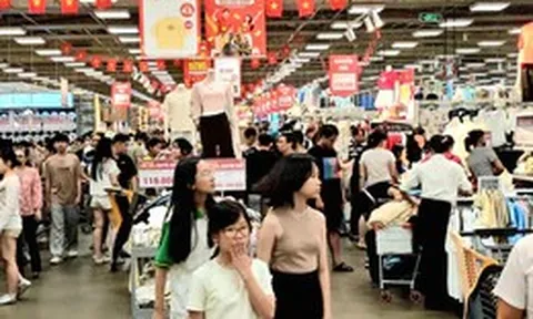 Lễ 2-9: Người dân TP.HCM đua nhau săn hàng khuyến mãi, nhiều siêu thị đông như trẩy hội