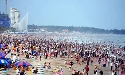 Du khách đổ về Vũng Tàu tăng hơn 3 lần, Bãi Sau chật kín người chiều 30-8