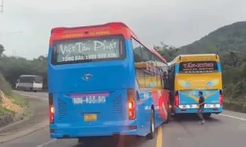 Lan truyền clip xe giường nằm Việt Tân Phát vượt ẩu trên đèo, va chạm xe khác sau tai nạn 4 người chết
