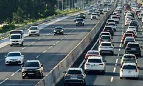 Cửa ngõ Hà Nội lại kẹt cứng 'ngày về', xe được đi ngược chiều trên cao tốc