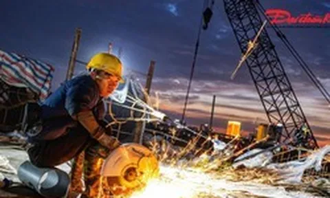 Xuyên lễ thi công, cầu Trần Hưng Đạo lắp những đốt dầm đầu tiên