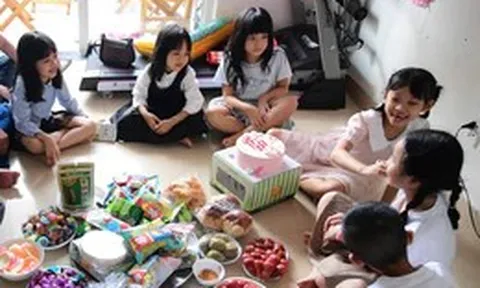 Đi sinh nhật, tới cụng ly là vui rồi có cần quà tặng?