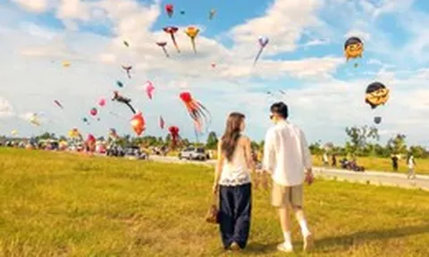 Lễ 2-9: Dòng người đổ về hồ nước 'khổng lồ' thả diều, hóng gió