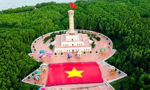 Xác lập Kỷ lục Việt Nam với lễ chào cờ đặc biệt cùng lá cờ hơn 2.000m²