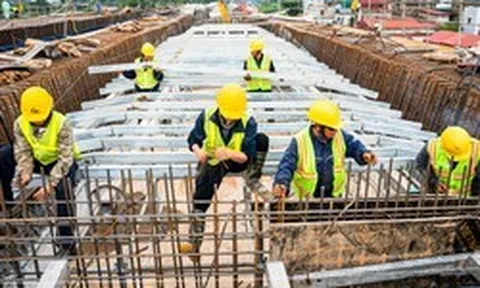 Công nhân xuyên lễ thi công cầu Trần Hưng Đạo, lắp những đốt dầm đầu tiên