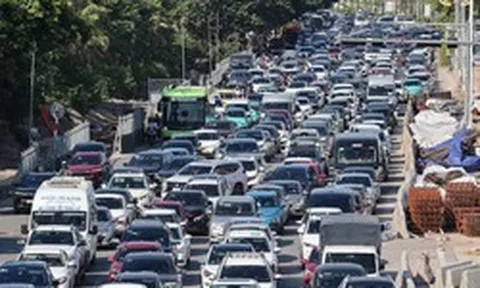 Ô tô dàn hàng 5 trên đường, người dân chật vật trở lại Hà Nội chiều 2/9
