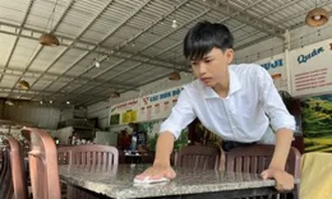 Nam sinh bán bánh mì thuê chăm ngoại và nuôi em đã đậu Đại học Cần Thơ