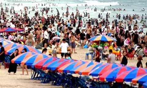 Gần cuối kỳ nghỉ lễ, du khách đến Vũng Tàu tắm biển, ngắm pháo hoa vẫn tăng cao