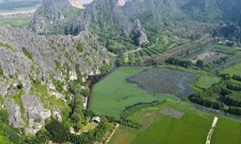 Núi đá trùng điệp, sông nước xanh mướt ở danh thắng Kim Sơn