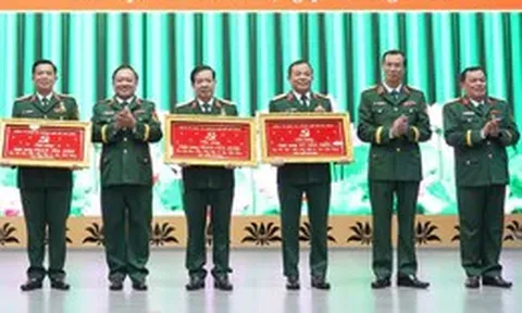 Thiếu tướng Vũ Văn Điền cùng các lãnh đạo, nguyên lãnh đạo Bộ Tư lệnh TP.HCM nhận Huy hiệu 35 năm tuổi Đảng